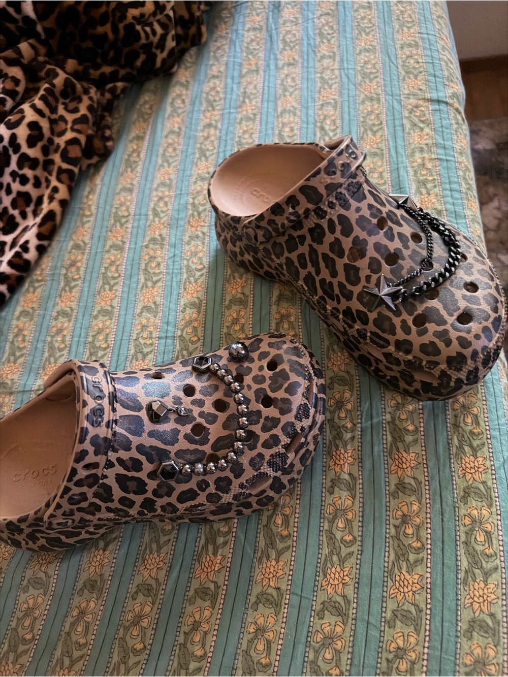 Ladies Leopard Print Clog Shoes with Star Chain Charms limited edition - Picture 3 of 4